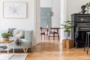 Stilvolles skandinavisches Wohnzimmer mit Design-Möbeln und Parkett.
