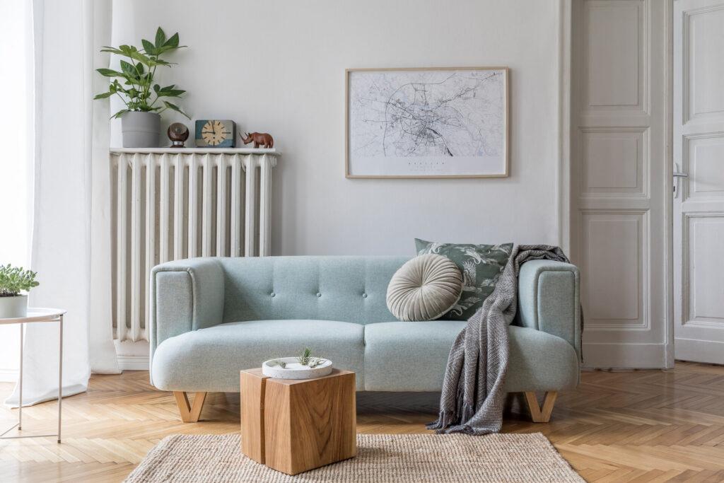 Stilvolle skandinavische Wohnzimmer Interieur mit Design Mint Sofa, Möbel, Mock up Poster Karte, Pflanzen, und elegante persönliche Wohn-Accessoires.