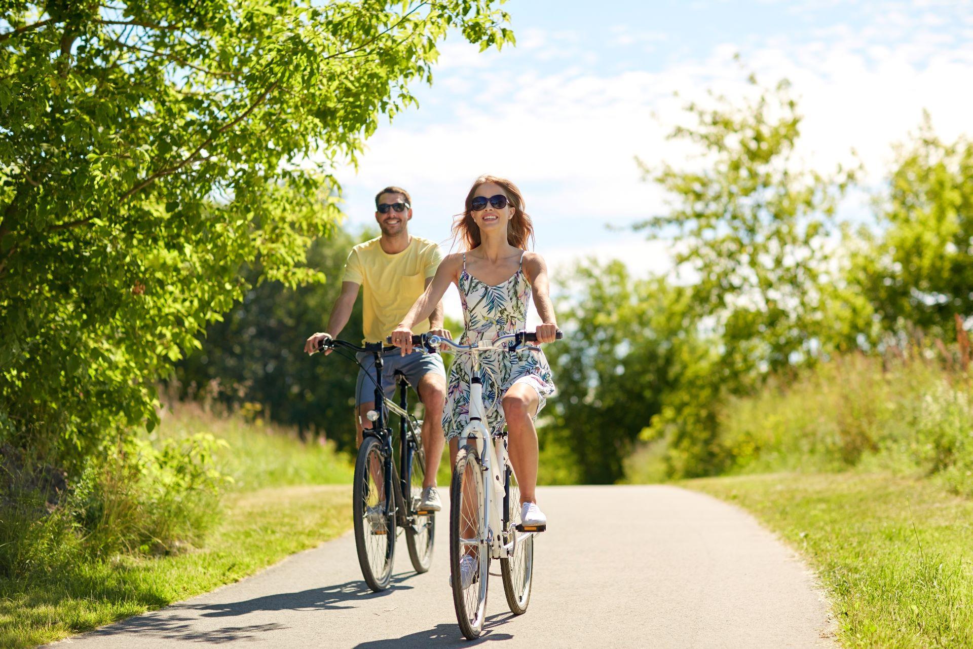 glückliches junges Paar beim Fahrradfahren im Sommer