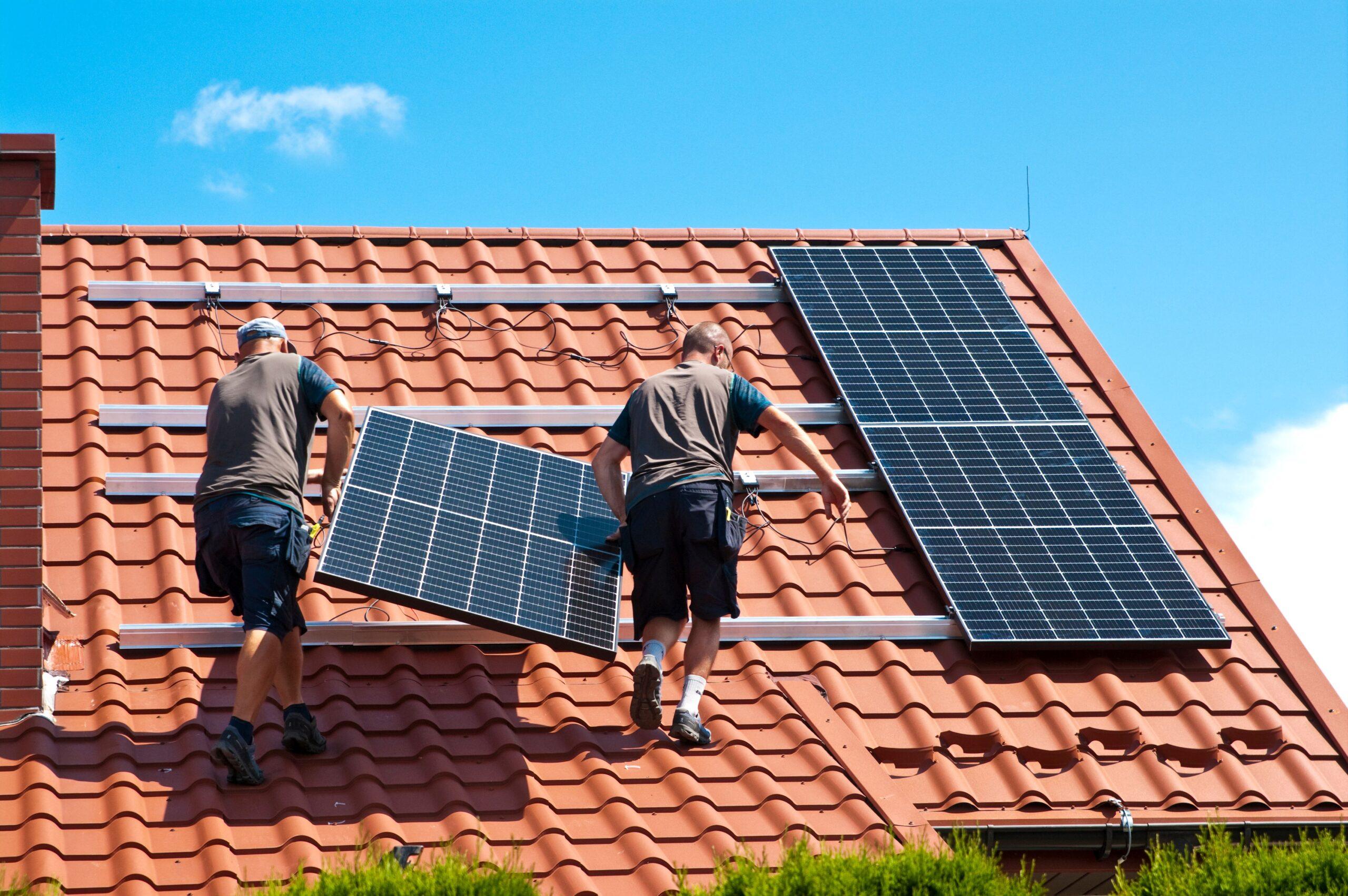 Zwei Männer installieren Photovoltaikanlage