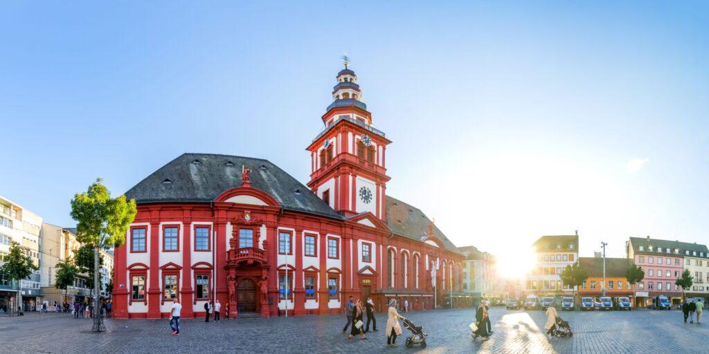 Der Marktplatz von Mannheim mit Blick auf die historische Kirche.