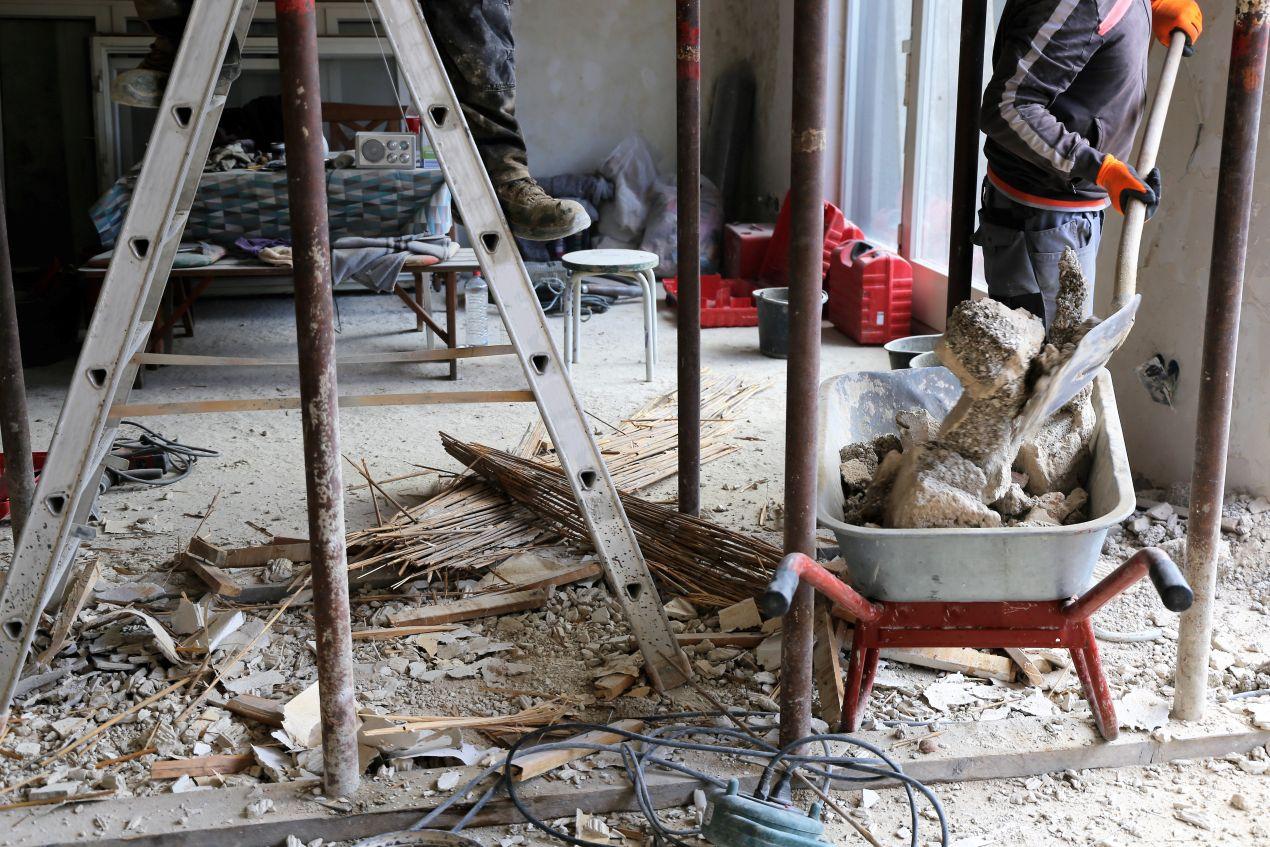 haussanierung im innenbereich mit bauschutt, handwerkern und entkernung im altbau