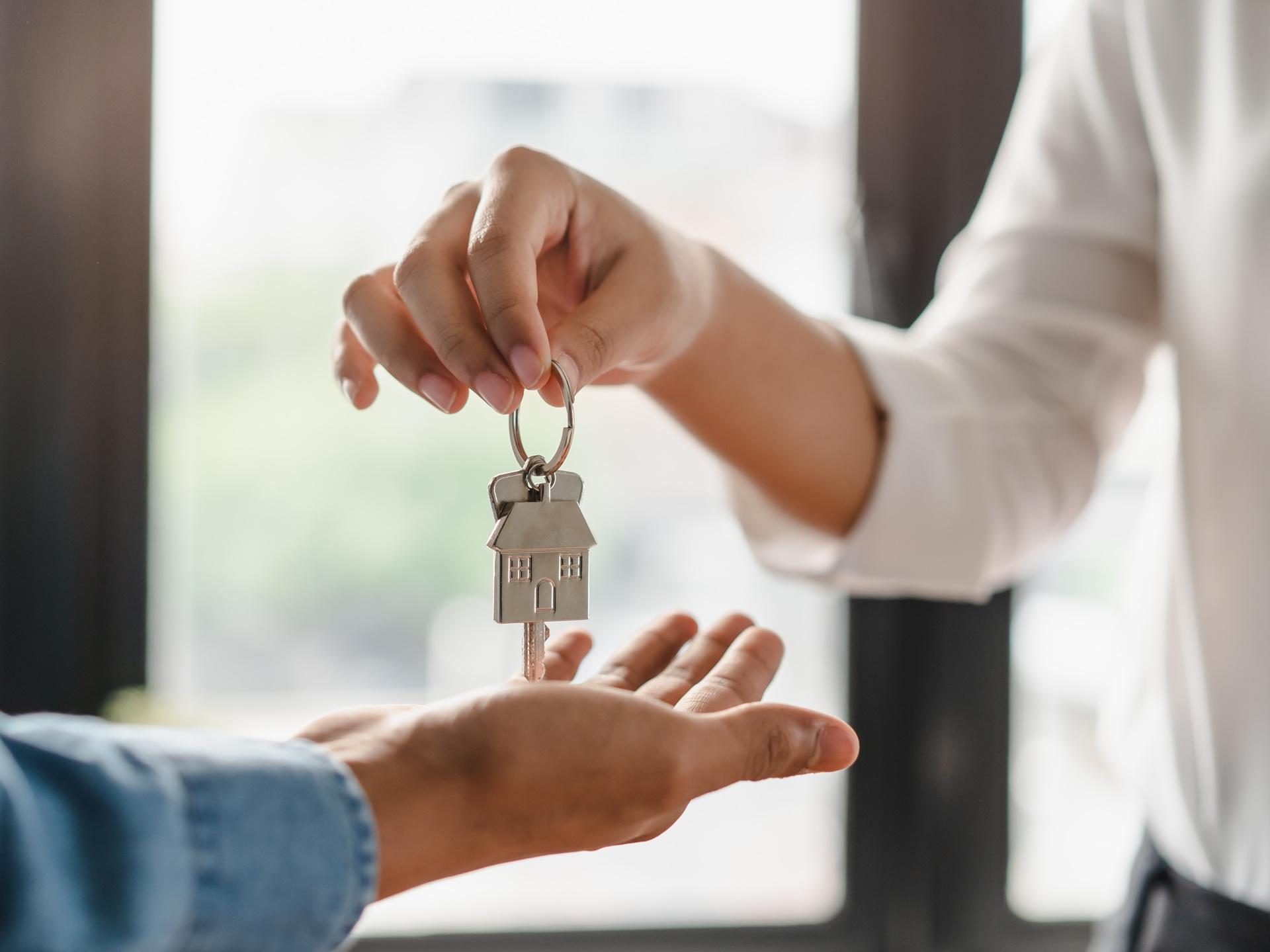 Symbolische Schlüsselübergabe zum Haus | Baufinanzierung Köln