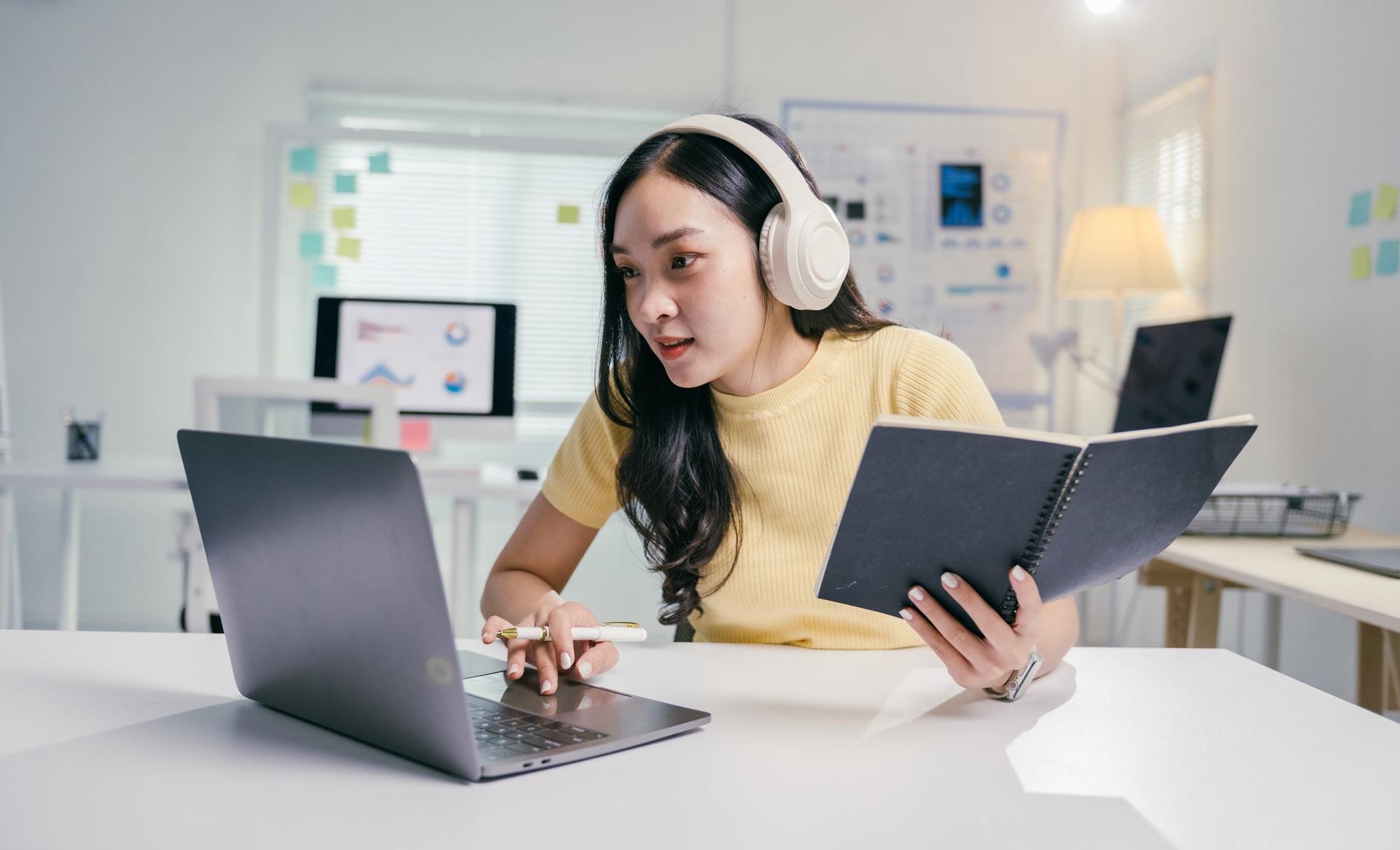 Frau arbeitet fokussiert am Schreibtisch | Ghostwriter