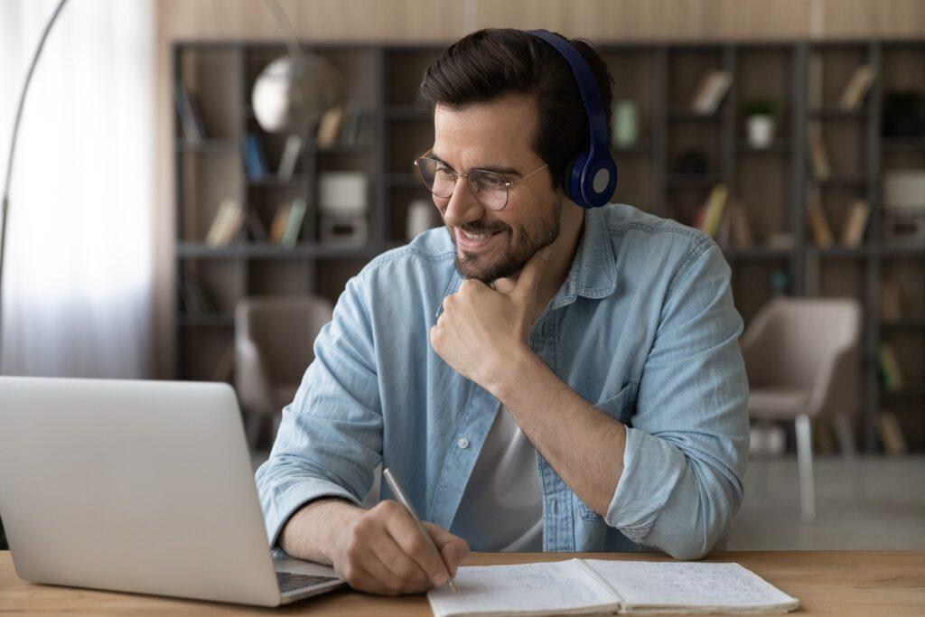 Arbeitsumgebung mit Laptop und Notizen | Ghostwriter