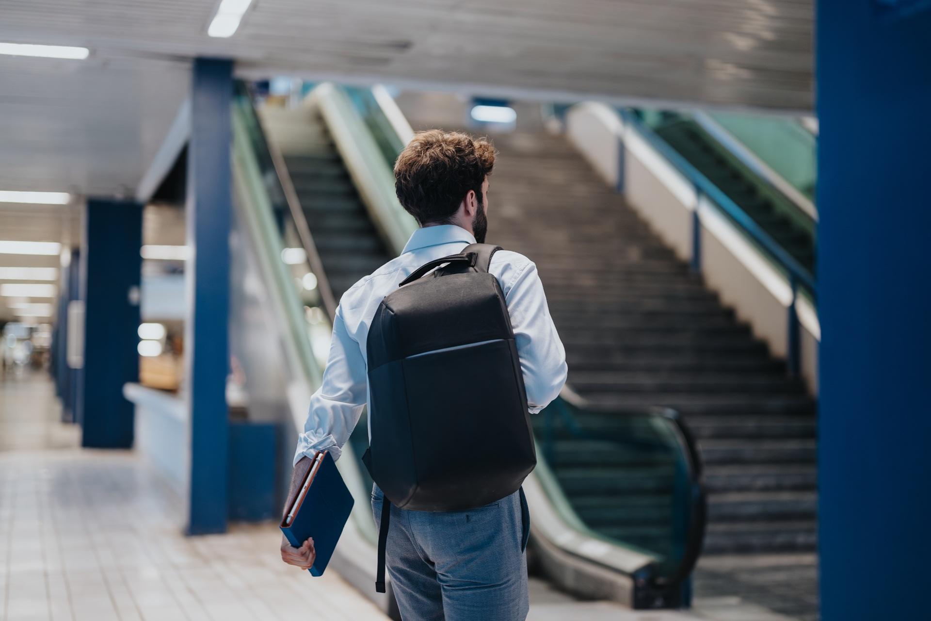 Geschäftsreisender mit Rucksack im Bahnhof | Escort Service Stuttgart

