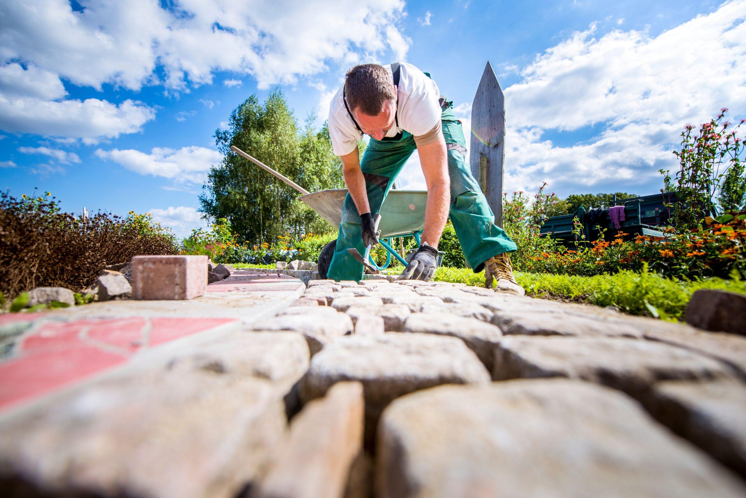 Gartenbau Mannheim – Facharbeiter verlegt Natursteinpflaster im Garten