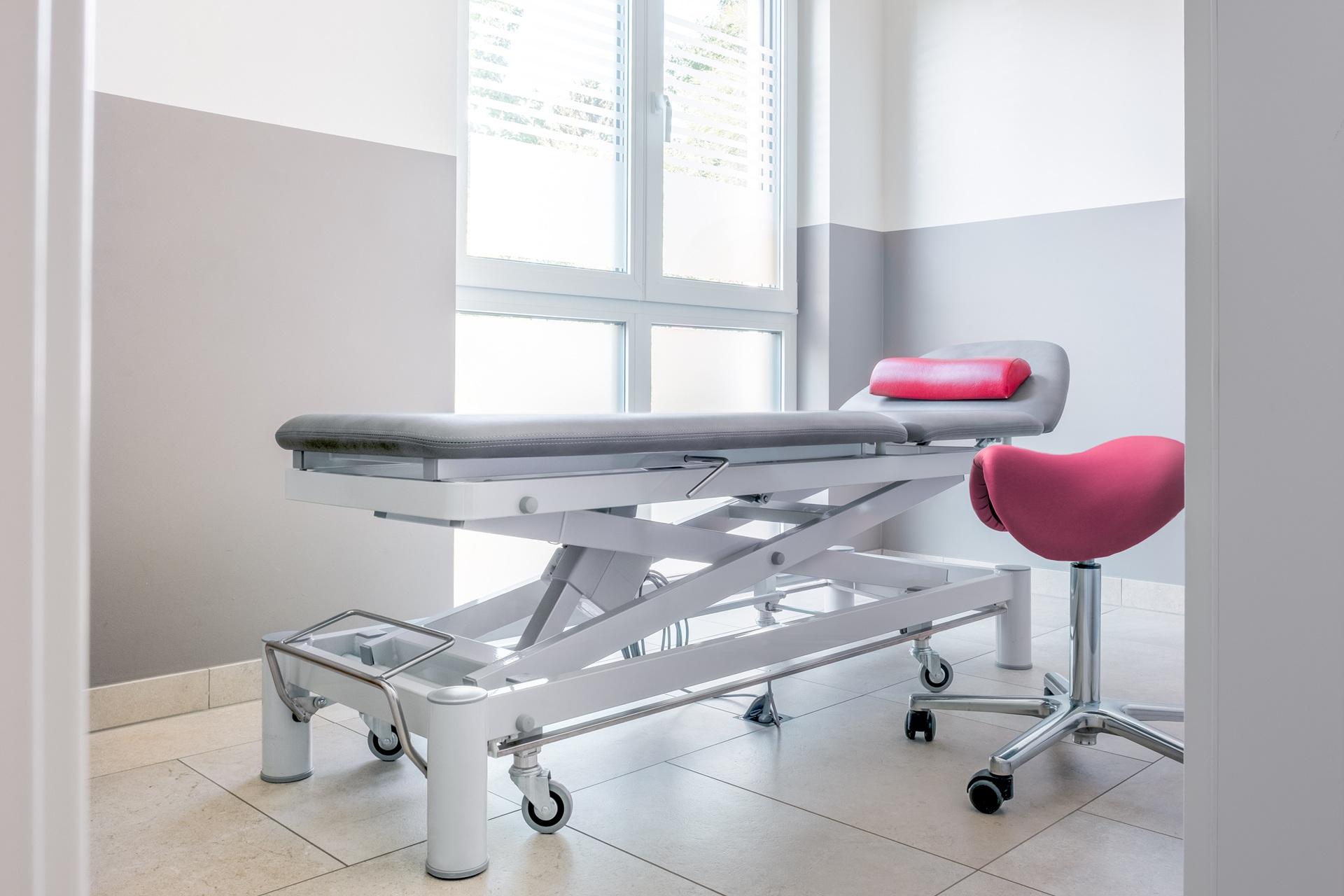 Hell eingerichteter Therapieraum mit Behandlungsstuhl | Behandlungsstuhl

