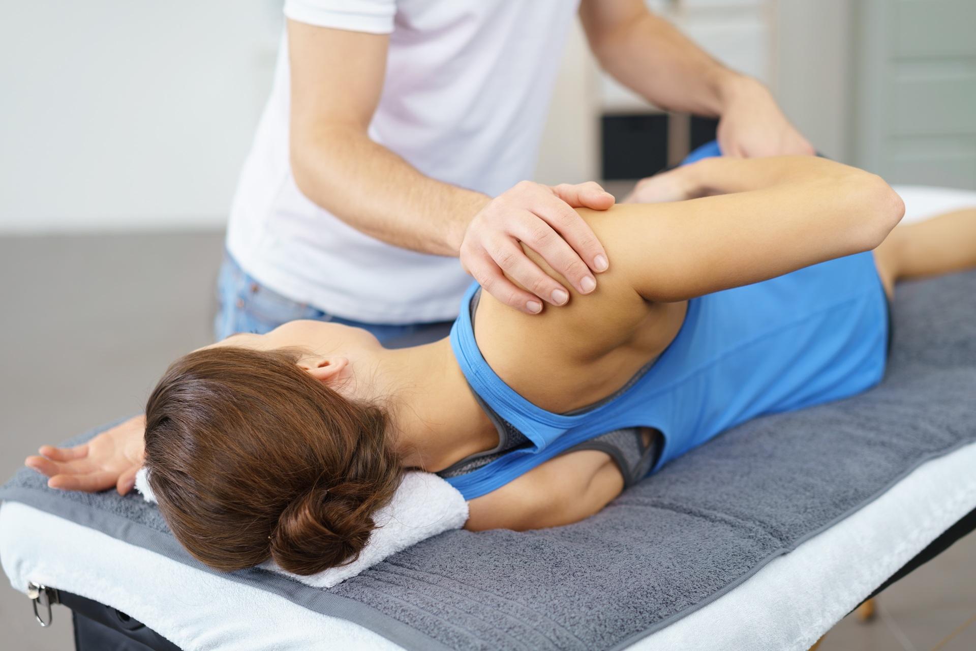 Therapiegriff an Schultergelenk | Behandlungsstuhl

