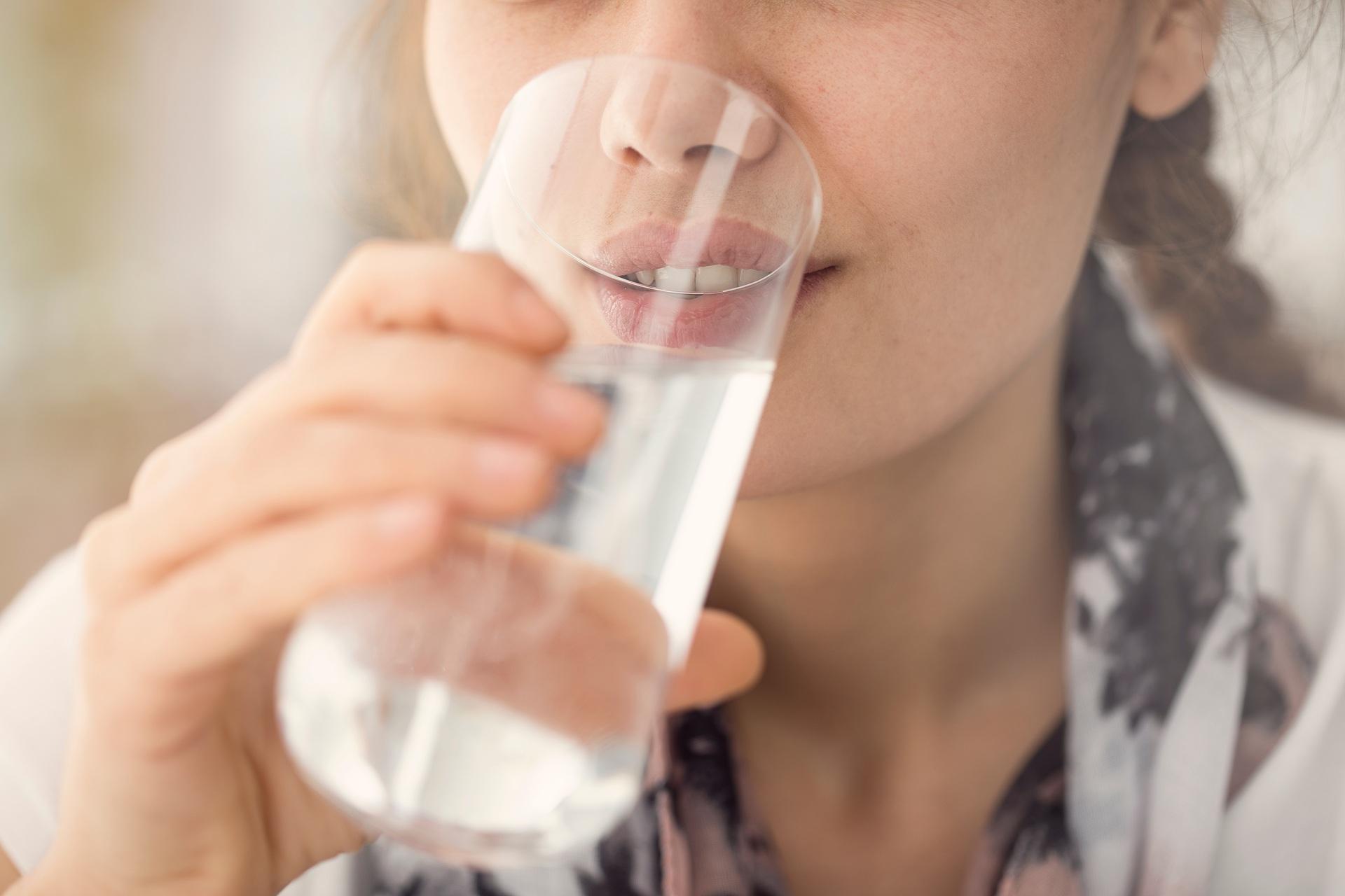 Frau trinkt frisches Glas Wasser | Wasserfilteranlage