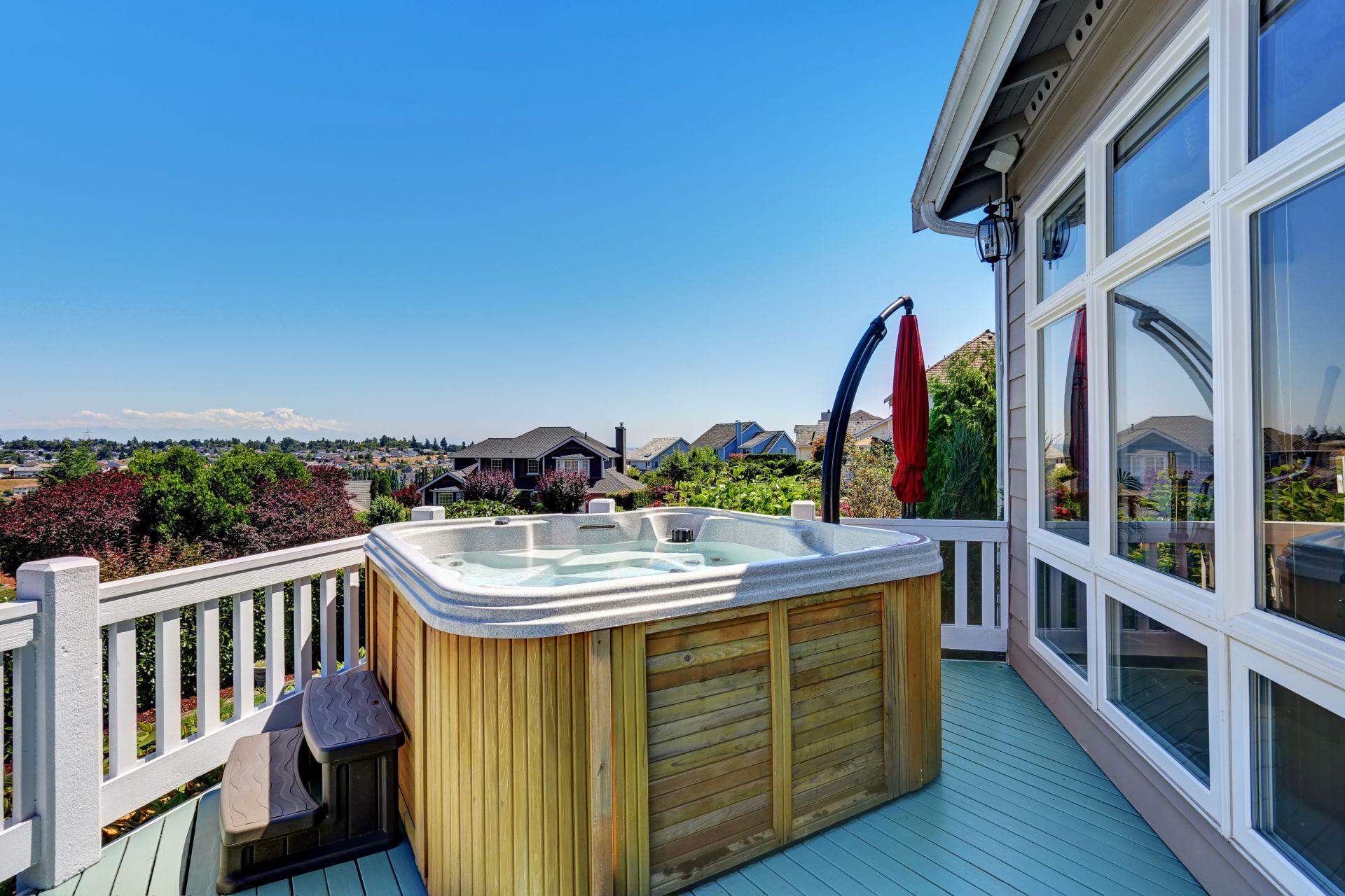 Holzverkleideter Whirlpool auf Terrasse mit weiter Aussicht, steht fuer Gartenkomfort und hochwertiges Whirlpool-Zubehoer
