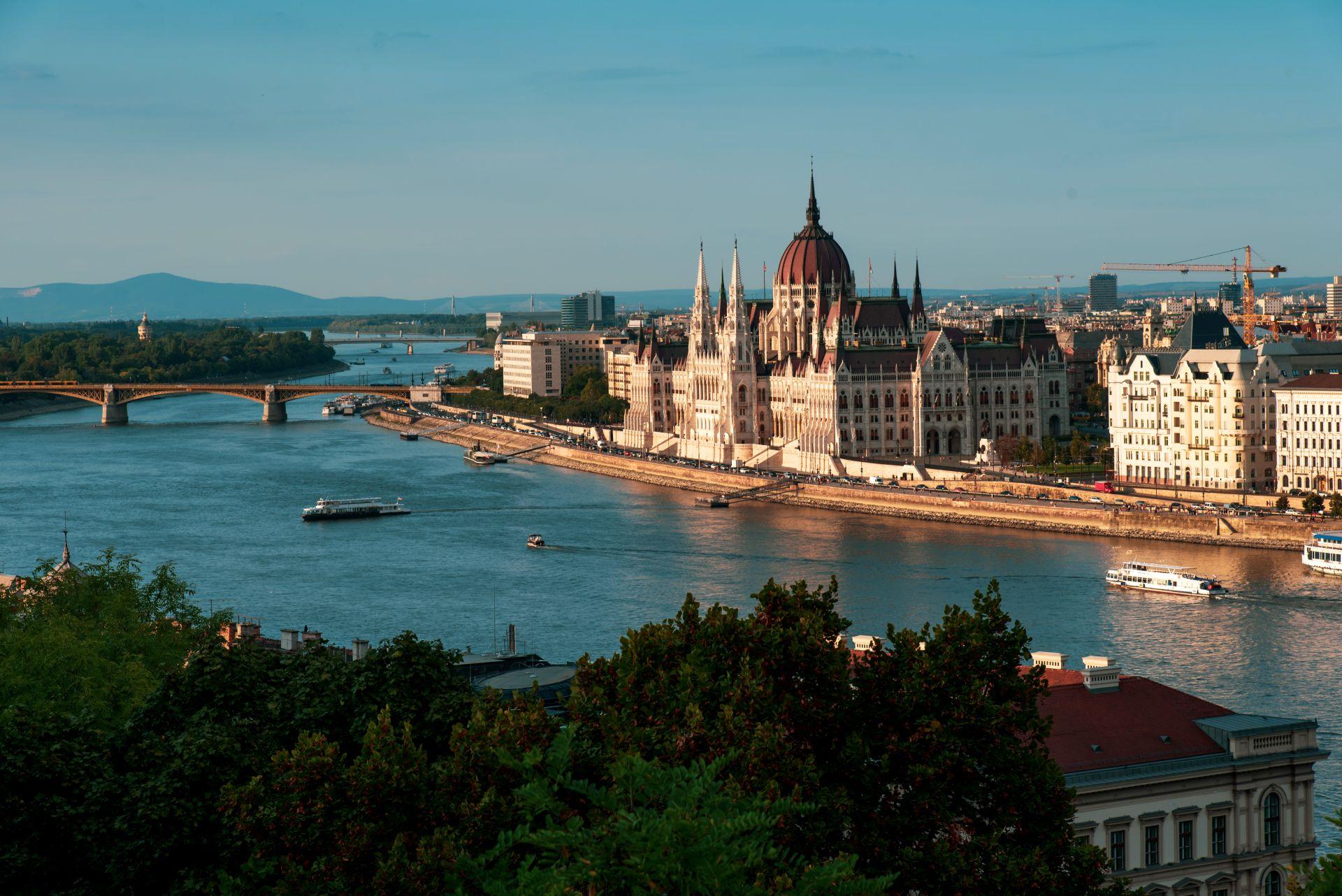 blick auf budapest und donau parlamentsgebaeude ungarische hauptstadt immobilienmarkt