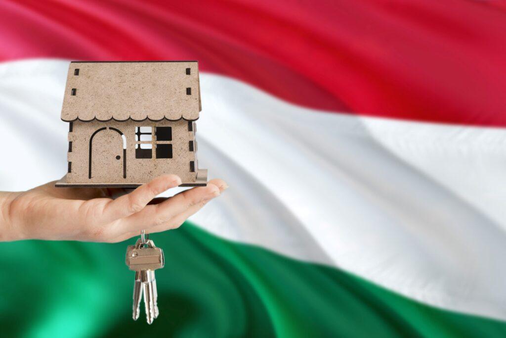 haus kaufen in ungarn als deutscher symbolbild schluessel und flagge ungarische immobilie