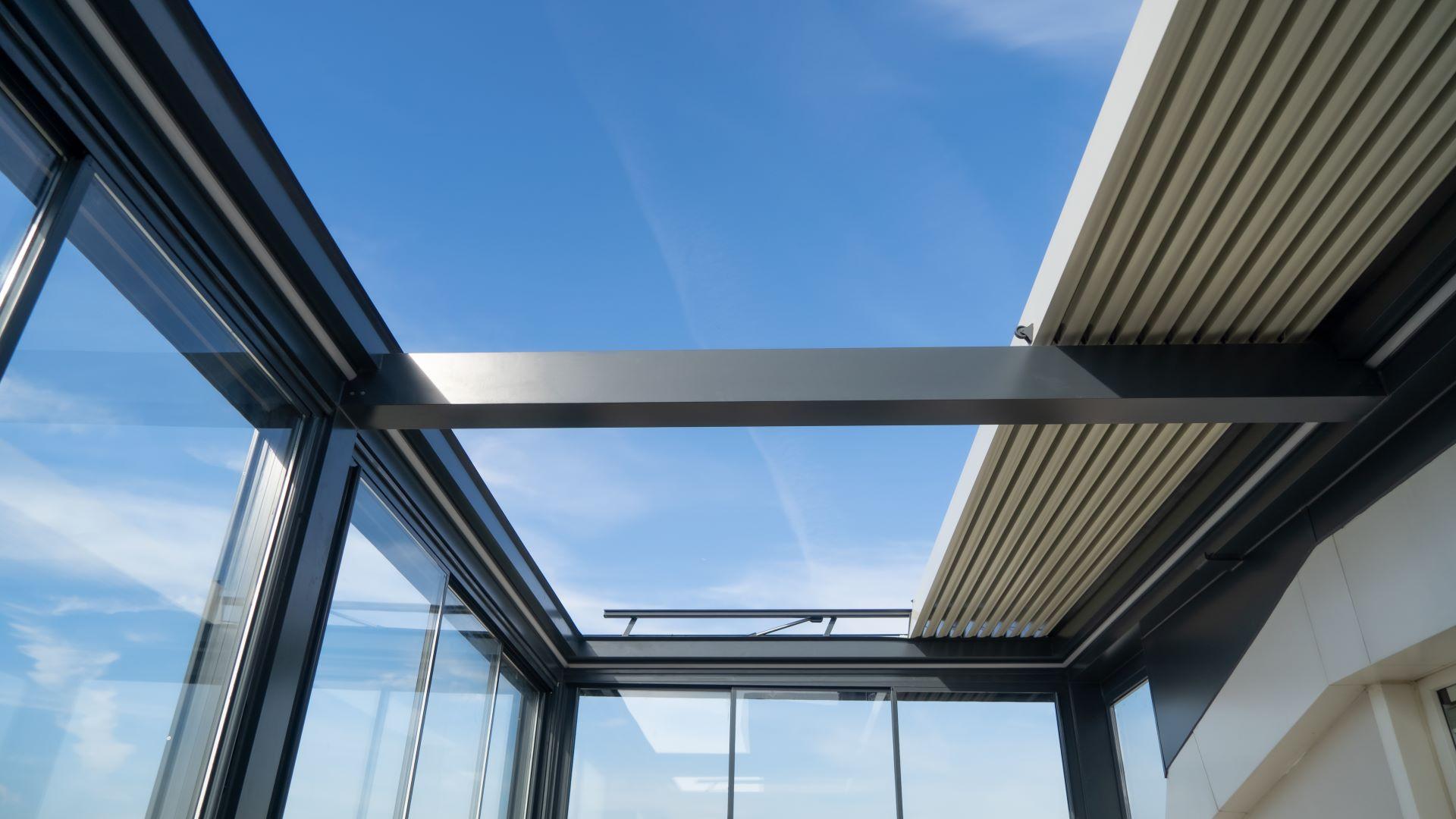 Moderne Aluminium-Glaskonstruktion einer Terrassenüberdachung mit offenem Dach