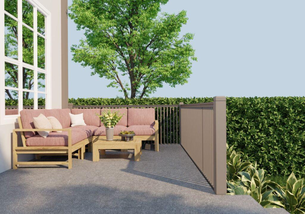 Gemütliche Terrasse mit Holzmöbeln und grüner Hecke unter freiem Himmel